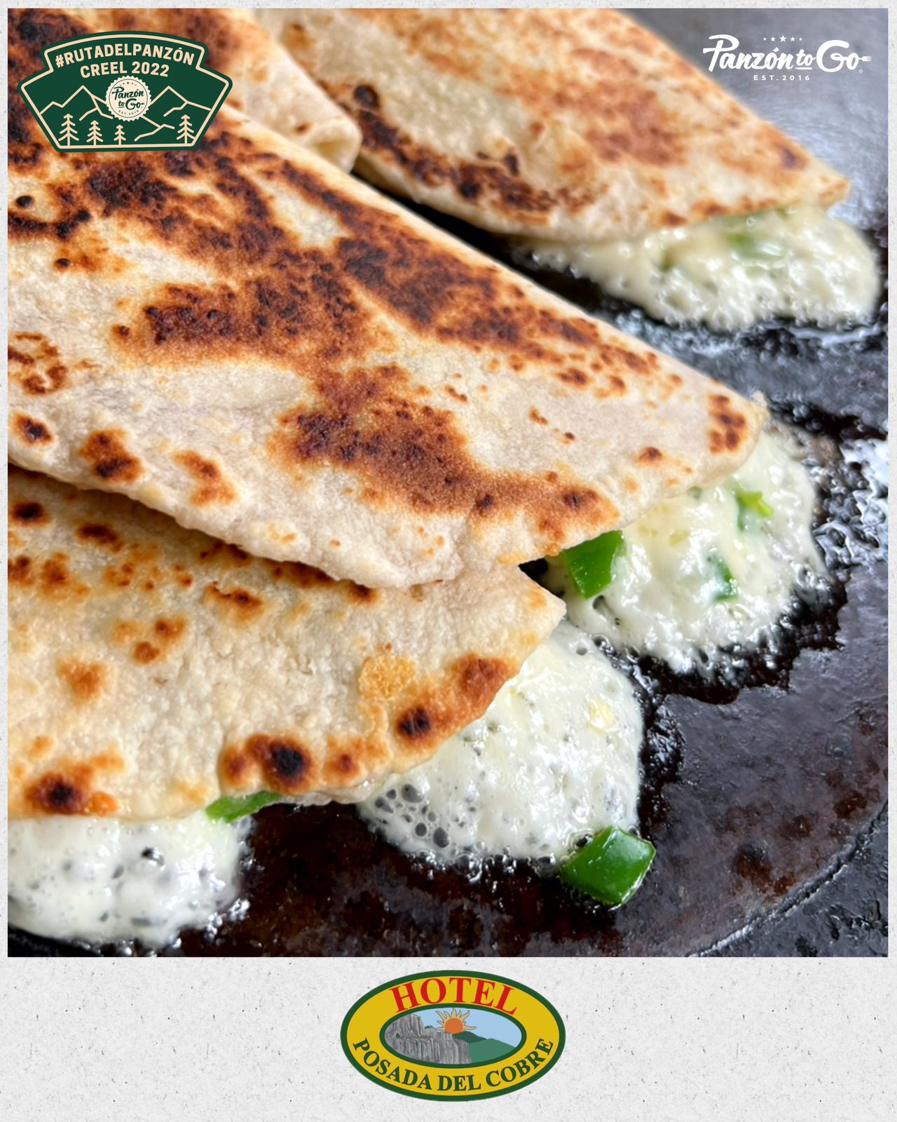 Quesadillas cocinándose en estufa de leña